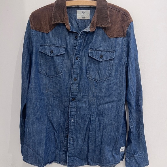nevada Tops - Button Denim Shirt
Western Brown corduroy Long SleeveShoulder patches medium